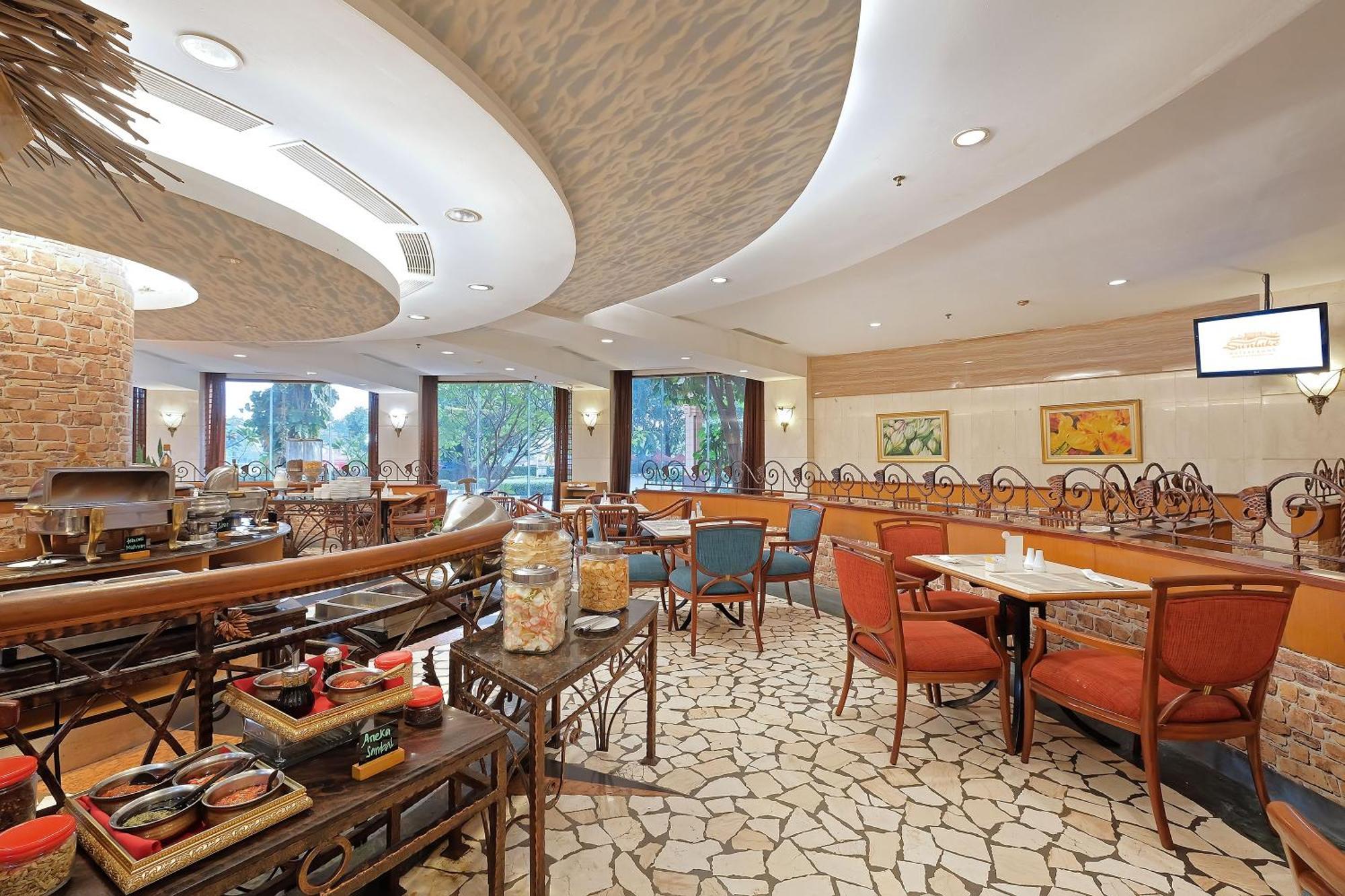 Sunlake Waterfront Resort & Convention Джакарта Экстерьер фото